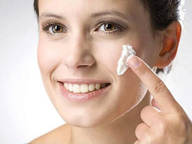 kem-danh-rang-giup-ban-xua-duoi-mun-dau-den-dang-ghet