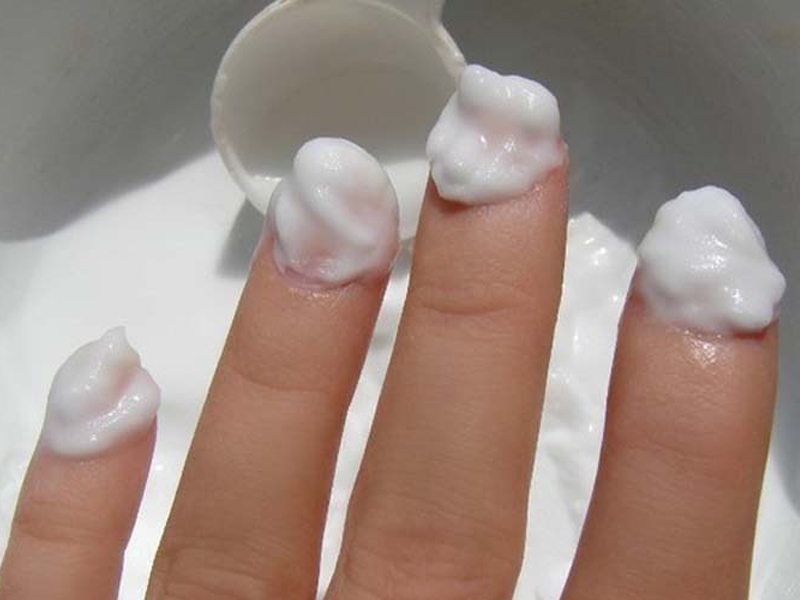 mach-ban-cach-khac-phuc-tinh-trang-mong-tay-bi-o-vang