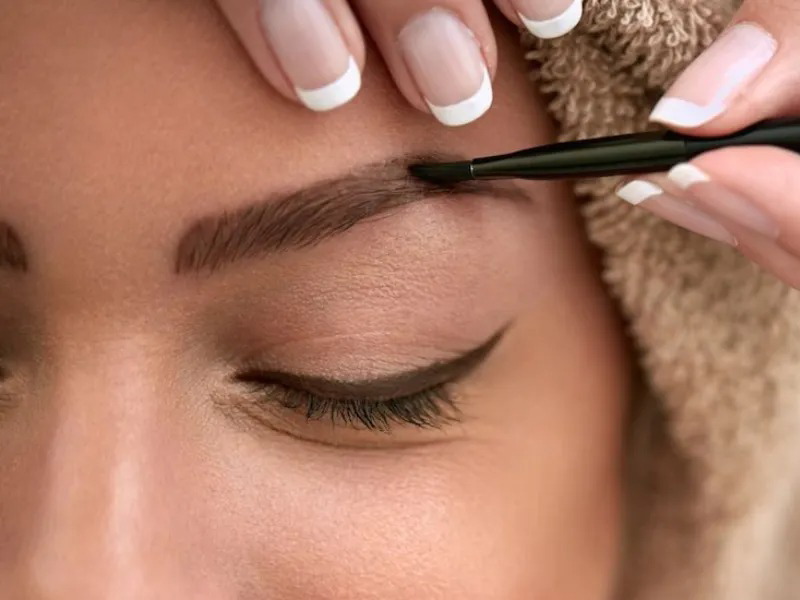 meo-trang-diem-giup-ban-trong-tre-hon-che-giau-tuoi-that